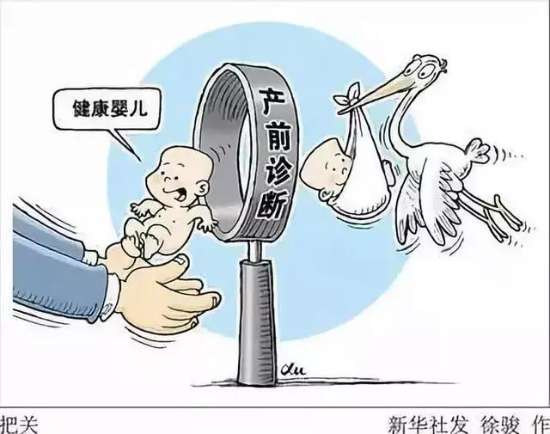 图为：中央立着一个放大镜，放大镜的一边，健康的婴儿被一双手接过，另一边一个裹着尿布的婴儿被乌鸦刁走了.