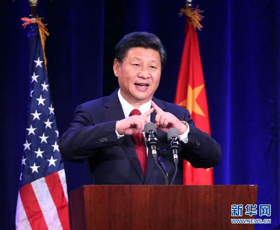 图为：2015年9月22日，国家主席习近平在美国华盛顿州西雅图市出席华盛顿州当地政府和美国友好团体联合举行的欢迎宴会并发表演讲时，双手用食指打出了一个“人”字手势。