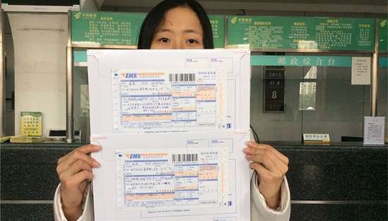 474211686584814172.jpg 图为:听力障碍人士杜银铃,展示向教育厅递交的《关于用手语替代口语进行面试的申请书》。
