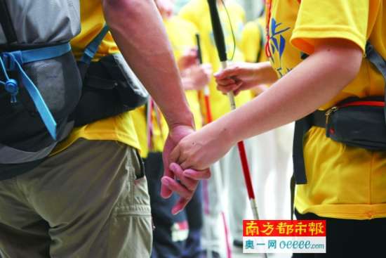 1.大连、广州两地残障者徒步.jpg 图为:2017年5月3日,西丽白芒村。10位视障人发起的“视障乐行”徒步计划,当天走到石岩。