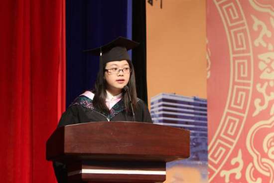 4.华东理工聋人大学生演讲.jpg 图为:听障女孩高羽烨毕业典礼现场演讲。