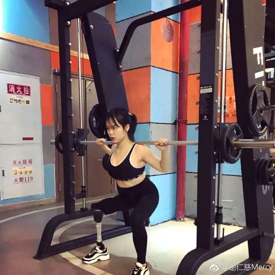 6.独腿女孩谢仁慈走红网络.jpg 图为:谢仁慈在健身房健身,露出假肢