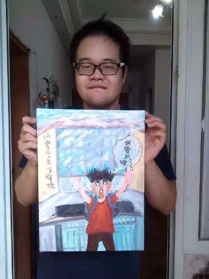 图为：一个曾经被学校劝退的自闭症青年展示自己的画作，画上，一个背着书包的男孩站在紧闭的校门前高喊：我要上学！