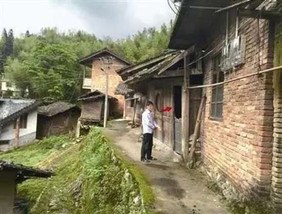 3.智障少女疑多次惨遭性侵 生下女婴不知父亲是谁.jpg 图为:阿秀的家庭很贫困。
