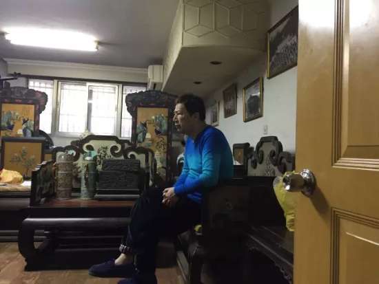 图为：2016年12月29日，李春平被接到华侨城一楼办公室接受采访