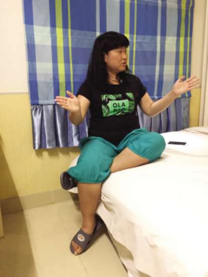 5我考上了名校,但最终死在了原生家庭手里.jpg 图为:康莫(化名)正在接受记者采访。