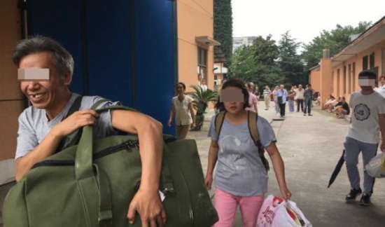 2徐为带着女友元春走出康复院.jpg 图为:徐为带着女友元春走出康复院
