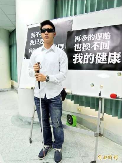 3.中国台湾地区前手球名将(原名陈敬铠).jpg 图为:中国台湾地区前手球名将(原名陈敬铠)戴着墨镜,手持盲杖 自由时报