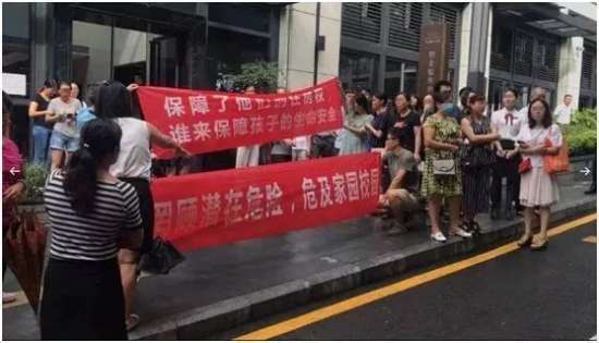 6.邻居拉横幅抗议精神残疾家庭入住公租房.jpg 图为:邻居拉横幅抗议精神残疾家庭入住公租房。