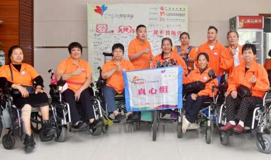 图为：广州的“爱心引路人”志愿者团队，“真心组”成员合影。