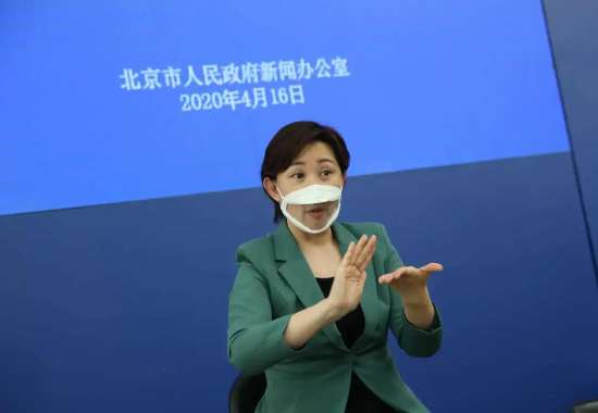 余航.jpg 图为:2020年4月16日,中央电视台《共同关注》栏目的手语翻译余航佩戴透明口罩,为北京疫情防控发布会做手语翻译