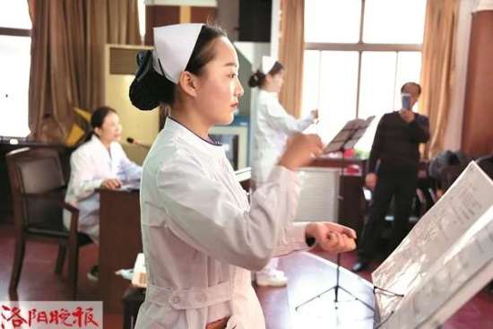 2南科技大学第二附属医院“手语沙龙”揭牌成立仪式现场,手语导医护士现场教授聋哑人就诊常用手语.jpg 图为:南科技大学第二附属医院“手语沙龙”揭牌成立仪式现场,手语导医护士现场教授聋哑人就诊常用手语。