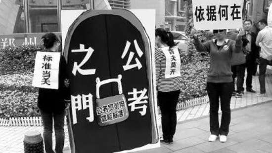 DAY9.jpg 图为:行为艺术现场照片。
